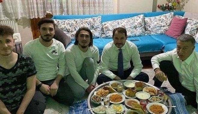 Hazine ve Maliye Bakanı Berat Albayrak yer sofrasında